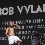 La police britannique a ouvert une enquête lundi suite aux propos des rappeurs de Bob Vylan lors de leur prestation au festival de Glastonbury (archives). KEYSTONE/AP/Yui Mok